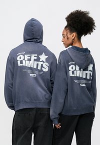 Пуловер с капюшоном