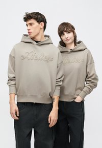 Пуловер с капюшоном