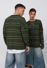 Пуловер в полоску