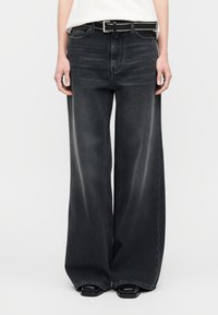 Клешеные джинсы