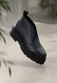 Ботинки на шнуровке