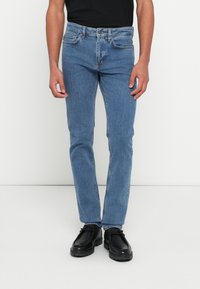 Узкие джинсы