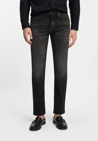 Узкие джинсы