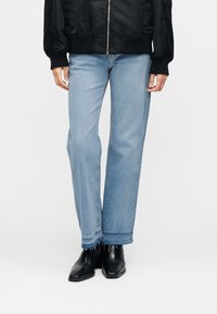 Клешеные джинсы