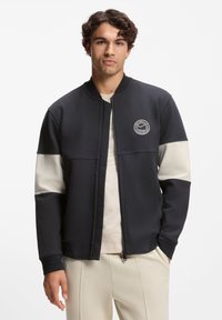 Спортивная куртка