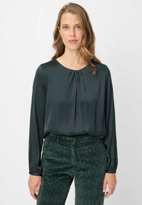 Атласная блузка