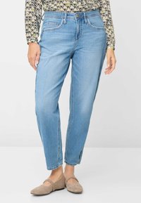 Короткие джинсы