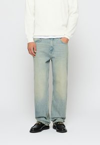 Прямые джинсы