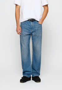 Прямые джинсы