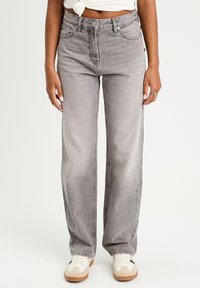 Прямые джинсы