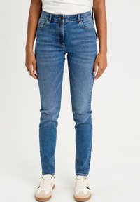 Узкие джинсы