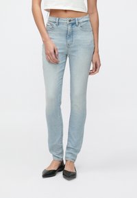 Узкие джинсы