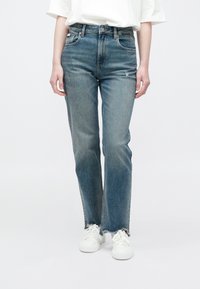 Прямые джинсы