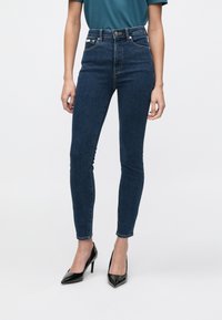 Узкие джинсы