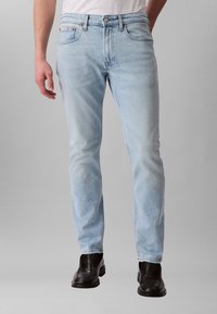 Узкие джинсы