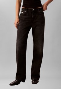 Прямые джинсы