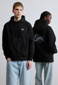 Пуловер с капюшоном