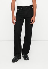 Прямые джинсы