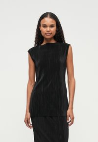 Блузка без рукавов