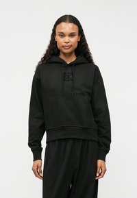 Пуловер с капюшоном