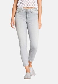 Короткие джинсы