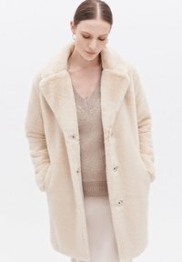 Короткое пальто