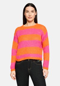 Пуловер в полоску