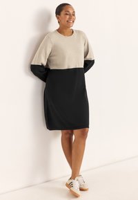 Вязаное платье