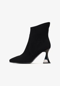 Полусапожки на высоком каблуке