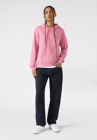 Пуловер с капюшоном