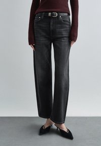 Прямые джинсы