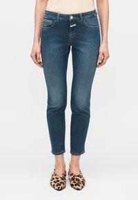 Короткие джинсы