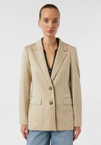 Короткое пальто