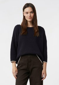 Пуловер с рукавом три четверти