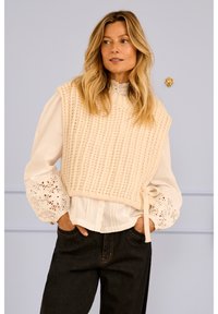 Пуловер без рукавов