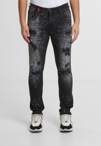 Узкие джинсы