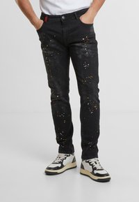 Узкие джинсы