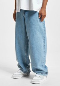 Прямые джинсы