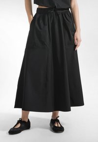 Юбка с накладными карманами