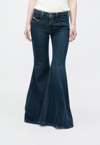 Клешеные джинсы