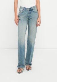 Прямые джинсы