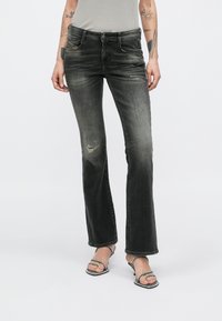 Клешеные брюки