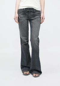 Клешеные джинсы