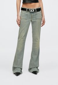 Клешеные джинсы