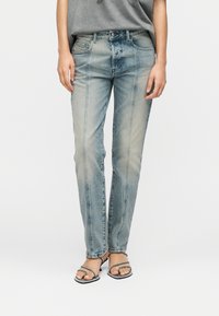 Прямые джинсы