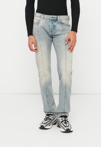 Прямые джинсы