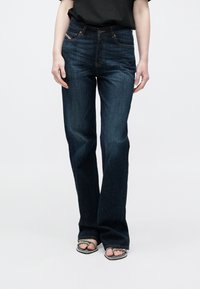 Клешеные джинсы