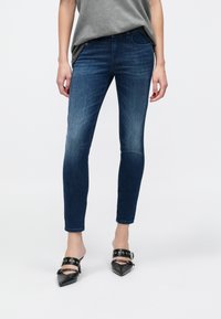 Узкие джинсы