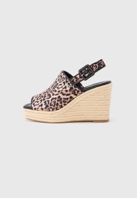 Босоножки на танкетке