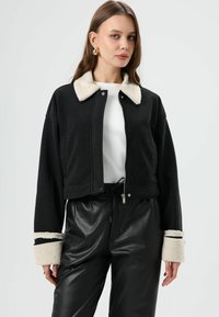 Короткая куртка